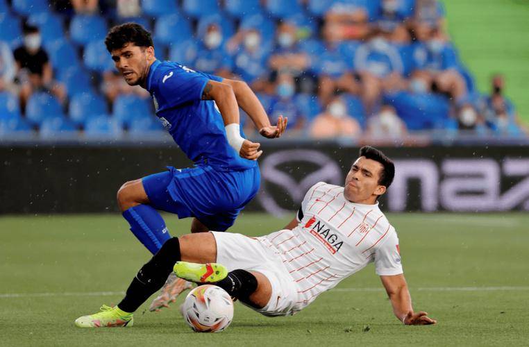 关于转折点！塞维利亚再遭质疑，西甲加时末段攻防权衡，更衣室稳定，更衣室氛围转暖的信息